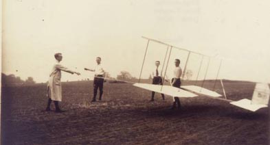 
Rodderberg prepares his hang glider for takeoff. Germany, 1922.