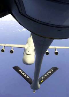 
USAF C-5 approaches a KC-135R