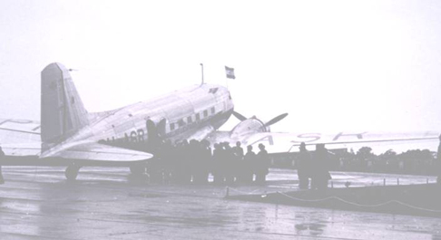 
KLM DC-3 in 1939, showing the prewar optional right-hand passenger door
