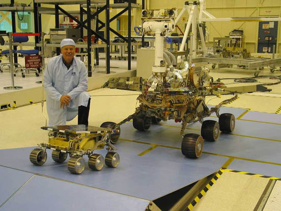 
Mars Exploration Rover vs. Sojourner rover (Courtesy NASA/JPL-Caltech).
